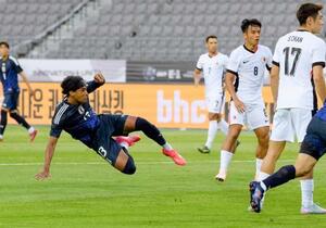 日本―香港 前半、先制ゴールを決めるジャーメイン(左)=龍仁(共同)