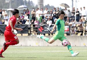 帝京長岡高-神村学園高 前半6分、FW新納大吾がゴールを決め1-0=長岡市