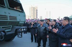 　軍需工業部門による超大型放射砲（多連装ロケット砲）の披露式典に臨む北朝鮮の金正恩朝鮮労働党総書記（手前右から３人目）＝１８日、平壌（朝鮮中央通信＝共同）