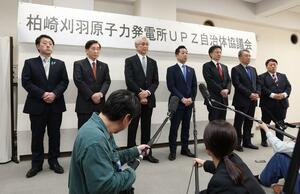 協議会終了後、取材に応じるUPZ7市町長=14日、小千谷市役所