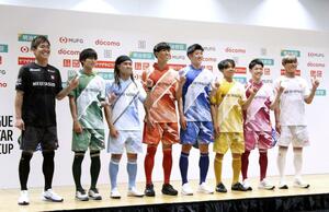 Jリーグのオールスター戦出場選手発表会に出席した浦和のGK西川(左端)ら選手たち=12日、東京都新宿区