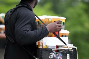 ドイツ・フランクフルトで販売されるビール(ゲッティ=共同)