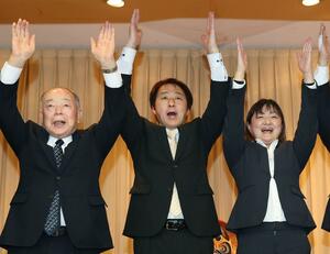 初当選が決まり、現職小林則幸町長(左)らと万歳する仙海直樹氏(中央)=1月21日午後8時30分過ぎ、出雲崎町尼瀬