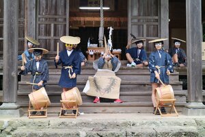 3年ぶりの鉱山祭で披露された神事芸能「やわらぎ」=7月23日、佐渡市相川下山之神町