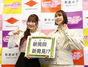 新発田市で行う「ももクロ春の一大事」の公演を控え、市役所を訪れたアイドル「ももいろクローバーZ」の玉井詩織さん(右)と佐々木彩夏さん=1月30日、新発田市役所