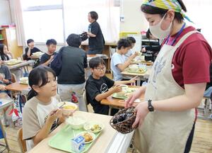 深雪なすを使った給食を味わう堀之内小の児童=魚沼市堀之内