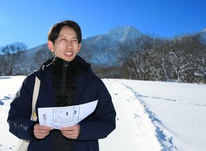 雪原に立つ曽根原郷さん。担当したスキー体験教室の会場を下見に訪れた=妙高市関山の国立妙高青少年自然の家