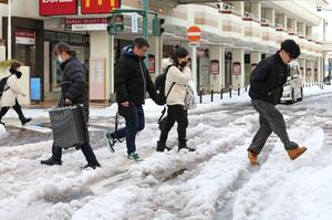 大雪の影響で多くの残雪が見られる万代地区=2月9日、新潟市中央区