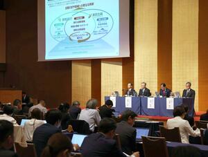 第四北越FGと群馬銀行の記者会見。経営統合による相乗効果を説明した=24日、東京都内のホテル