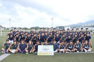ニューバランスチャンピオンシップU-16で初優勝した上越高サッカー部の選手たち=上越市昭和町1