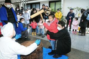 恒例の餅つきで楽しそうにきねを振り下ろす子どもたち=新潟市中央区古町通1番町