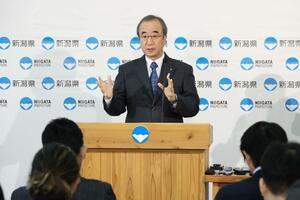 定例会見を行う花角英世知事=4月10日、県庁