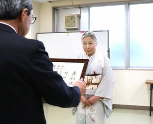 重野会長(左)から表彰状を受け取った村山峰子さん=1月15日、十日町市本町2