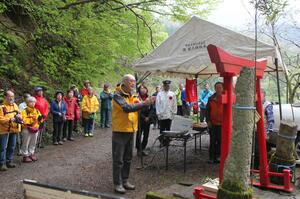 登山の安全を願い、粟ケ岳の加茂市側で行われた山開き神事=29日、加茂市宮寄上
