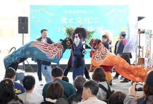 佐渡市と阿賀野市の魅力を発信するイベントで披露された鬼太鼓の演舞=阿賀野市窪川原