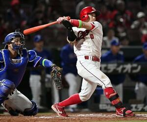 10回広島2死一、二塁、勝田が右翼線にプロ初安打となるサヨナラ打を放つ。捕手石伊=マツダ