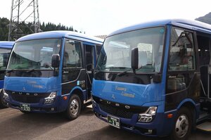 ゆざわ魚沼タクシーが路線バスとして運行するマイクロバス=湯沢町湯沢