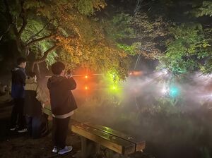 噴霧装置で霧を漂わせ、本番の雰囲気を確かめた試験点灯=加茂市加茂