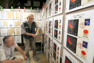 消印で各地をたどった東京五輪の聖火リレー展示=新潟市中央区上大川前通12