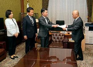 　衆院の築山信彦事務総長（右端）に赤字国債発行を可能にする独自の公債発行特例法案を共同提出する中道改革連合の伊佐進一氏（右から２人目）、国民民主党の田中健氏（同３人目）ら＝１０日午前、国会