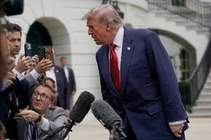 8日、米ワシントンのホワイトハウスで、記者団に話すトランプ大統領(AP=共同)