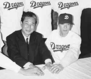 1995年12月、中日の新入団発表に望んだ荒木雅博さん(右)。左は星野仙一監督(当時)=名古屋市中区