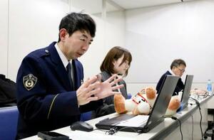 　「非行防止教室」のオンライン配信で、中学生に語りかける北海道警少年課の警察官＝３月、札幌市