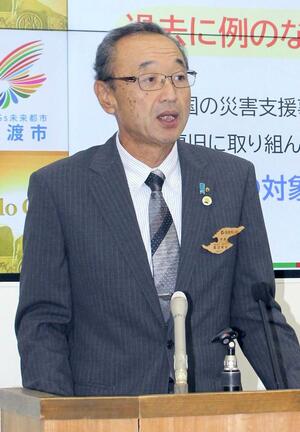 定例会見に臨む渡辺竜五市長=6日、佐渡市役所