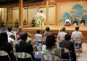 島内外の団体が舞囃子などで観客を魅了した世阿弥供養祭能楽大会=佐渡市中興