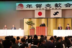 年賀交歓会であいさつする十日町商工会議所の西方会頭=1月23日、十日町市本町6