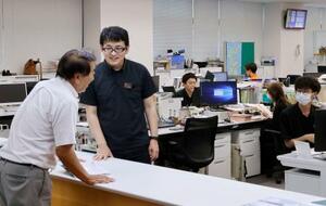 石川県輪島市役所の窓口で業務する職員ら=9月