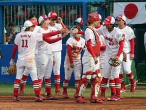 　ワールドゲームズのソフトボール女子でカナダとの３位決定戦に臨んだ日本チーム＝１７日、中国・成都（ロイター＝共同）