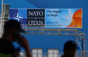オランダ・ハーグに掲げられたNATOのマーク=21日(ロイター=共同)