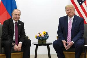 会談するトランプ米大統領(右)とロシアのプーチン大統領=2019年6月、大阪(AP=共同)