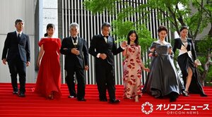 映画『免許返納!?』プレミアムイベント1部 レッドカーペッドに登壇した(左から)河合勇人監督、南野陽子、宇崎竜童、舘ひろし、西野七瀬、大地真央、真矢ミキ(C)ORICON NewS inc.