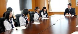 松本文科相(右端)と意見交換するダンスボーカル・ユニット「新しい学校のリーダーズ」=25日午前、文科省