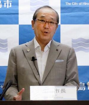 定例記者会見でトランプ米大統領の発言について言及する広島市の松井一実市長=2日午前、広島市役所