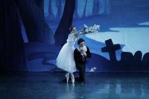 ウクライナ国立バレエによる「ジゼル」の一場面＝２０２５年１２月、東京都台東区の東京文化会館大ホール（Ｈｉｄｅｍｉ　Ｓｅｔｏ（ｃ）ＫＯＲＡＮＳＨＡ）