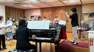 最後の公演に向け、練習に励む出演者ら。体調が回復した白土文雄さん(右)が元気な姿を見せた=南魚沼市浦佐