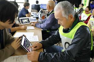 NUTSによる運動機能の測定を受ける参加者=新潟市西蒲区赤鏥