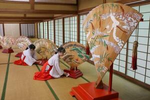 熊野速玉大社の「扇立祭」を前に、虫干しのため蔵出しされた「檜扇」=4日午前、和歌山県新宮市