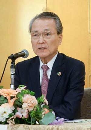 松山市で記者会見する経団連の筒井義信会長=3日午後
