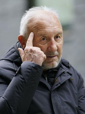 インタビューに応じるアルベルト・ザッケローニ氏（共同）