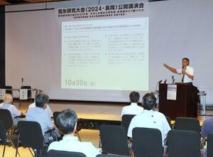 雪氷研究者が中越地震後の活動を振り返った講演会=9月16日、アオーレ長岡