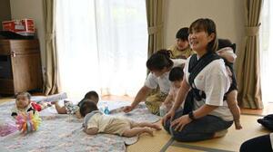 “お昼寝”発起人の遠藤しのぶさん(右)。母親が昼寝をする間、別室で子どもを遊ばせる(右)=6月、宮城県塩釜市