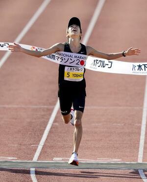 福岡国際マラソン2024で優勝した吉田祐也=平和台陸上競技場