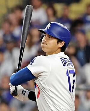 ジャイアンツ戦の3回、7号ソロを放つドジャース・大谷=ロサンゼルス(共同)
