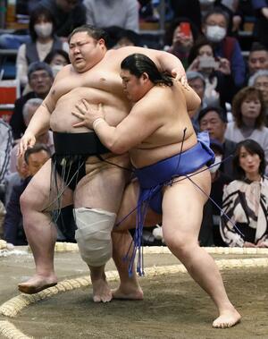 大の里(右)が寄り切りで剣翔を破る=エディオンアリーナ大阪