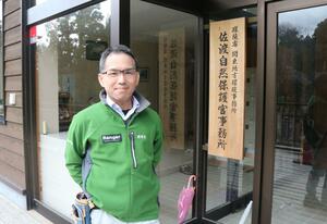 「まずは島内での放鳥を確実に成功させたい」と話す北橋隆史さん=佐渡市新穂正明寺