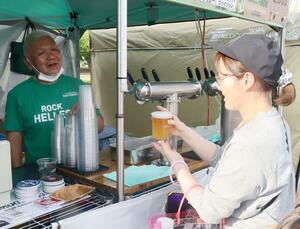 来場者がクラフトビールの飲み比べを楽しんだ「ザ・ビール展」=柏崎市日石町